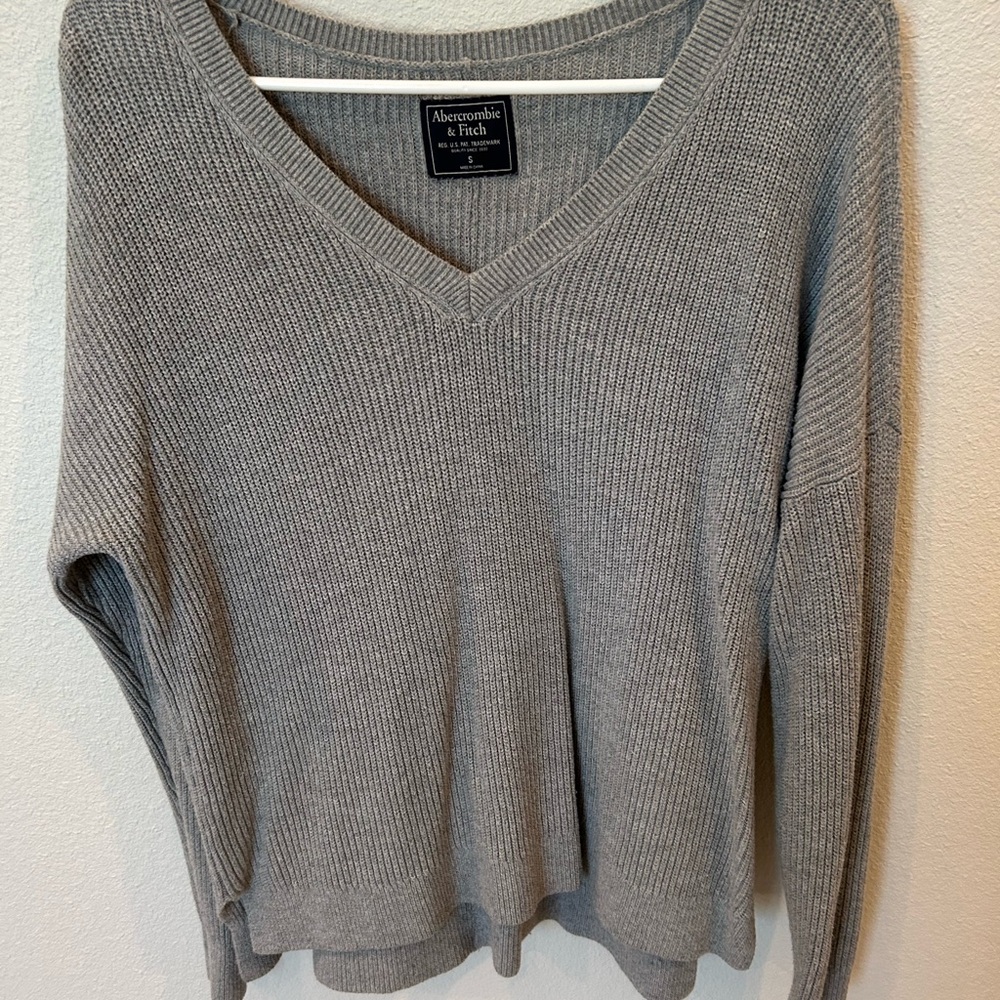 Abercrombie & Fitch Light Gray V-Neck Sweater
